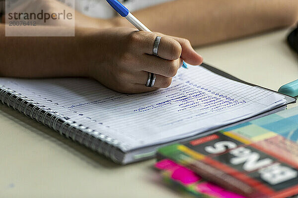 Studenten gemischter Nationalität lernen in einem europäischen Klassenzimmer. Nahaufnahme eines Schülertextes