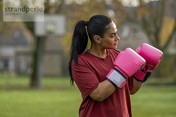 Gesundes Boxtraining für Frauen in einem öffentlichen Park