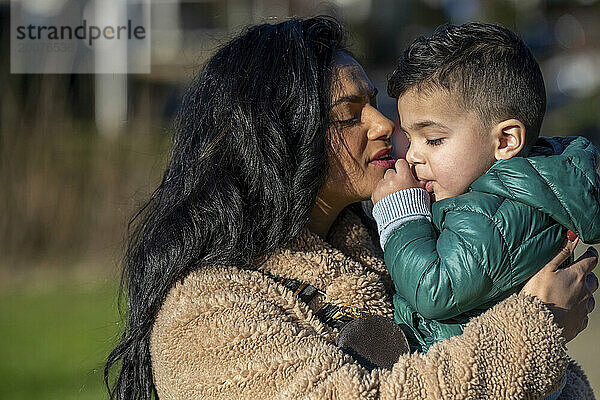 Niederlande - Illustriertes Bild. Das Haar kann leicht über den Arm geschoben und am Saum geknufft werden. Es dauert einen sonnigen Wintertag. Dagelijks Leven van einem Moeder mit seiner jüngsten Art. Foto: ANP / Hollandse Hoogte / Patricia Rehe