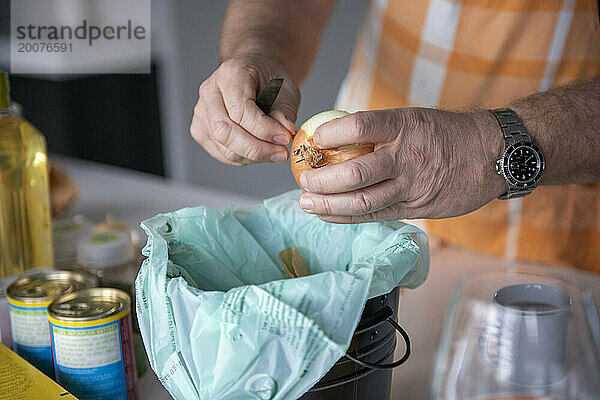 Nederland - Man is in de keuken bezig met het maken van lasagnesaus. foto: Patricia Rehe / ANP / Hollandse Hoogte