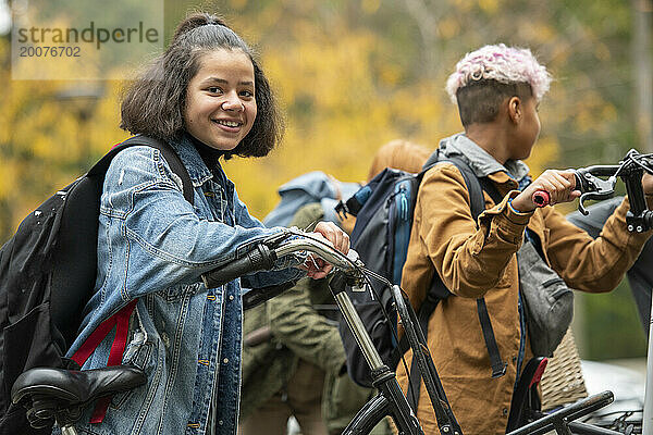 Gruppe von Teenagern holt ihre Fahrräder  um nach Hause zu fahren