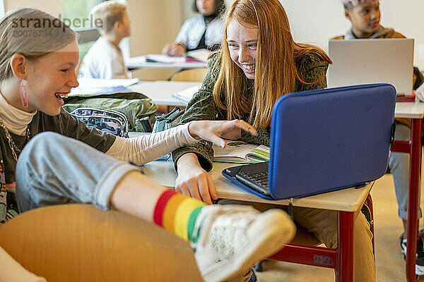 Junge Mädchen im Teenageralter lachen im Unterricht