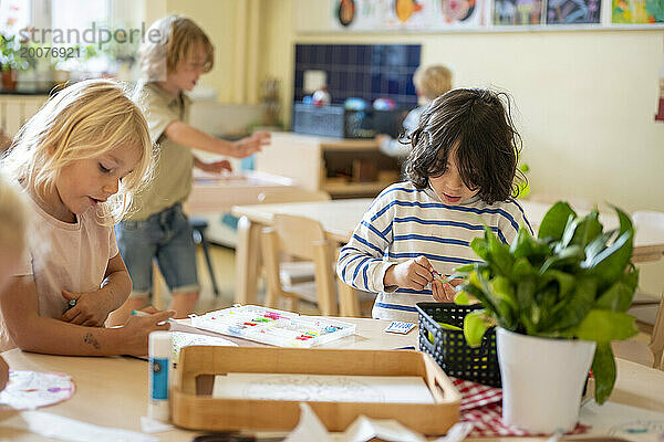 Kleine Kinder in der Schule konzentrieren sich auf ihren Unterricht. Lernen Sie Farben  Formen und Schrift kennen