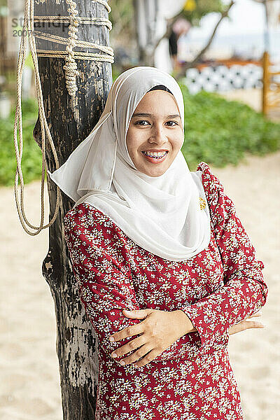 Porträt einer jungen muslimischen Frau in einer Küstenstadt im Süden Thailands