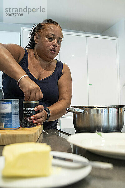 Eine Frau bereitet Essen in ihrer modernen Küche zu