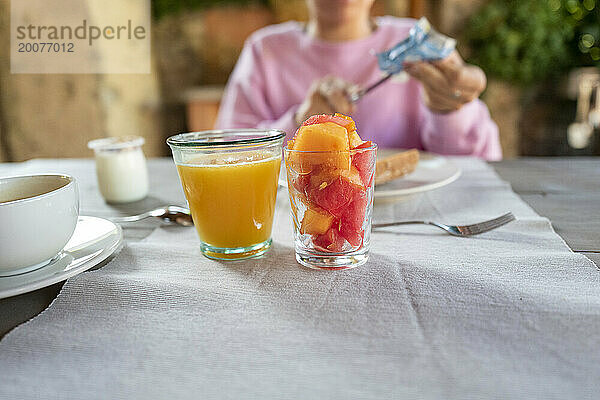 Genießen Sie ein gesundes  frisches Mittagessen mit Obst und Orangensaft.