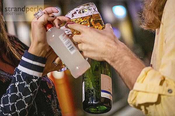 Nederland - Jongeren gebruiken getrunken und Drogen in der Uitgaansleven in der großen Stadt. Foto: Patricia Rehe / Hollandse Hoogte