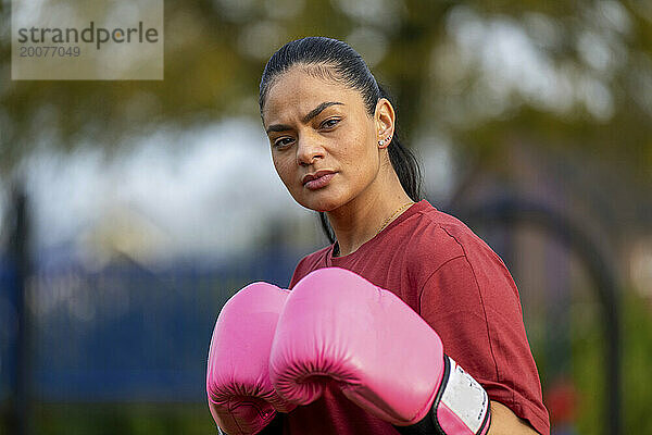 Gesundes Boxtraining für Frauen in einem öffentlichen Park