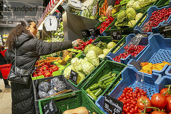 Afroamerikanische Frau pfeffert in einem Supermarkt