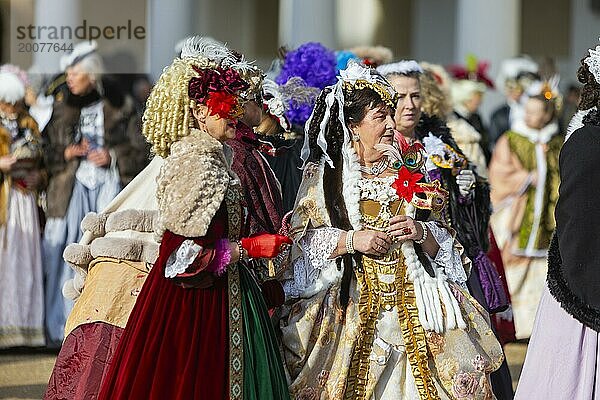 LUST & LEIDENSCHAFT & LEBENSFREUDE  aus Freude an der Maskerade fand der Elbvenezianische Carneval am Wochenende vorm Rosenmontag in Dresden statt. Höhepunkt war das gemeinsame Flanieren durch das historische Zentrum mit Masken in Roben im Stil des Elbvenezianischen Carneval vom Neumarkt ging es durch die Altmarktgalerie  die Schlossstraße  durch den Stallhof  am Fürstenzug entlang  auf die Brühlsche Terrasse und in den Brühlschen Garten.  Dresden  Sachsen  Deutschland  Europa