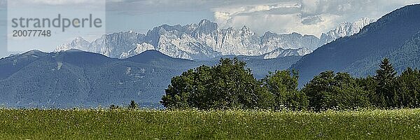 Blick vom Gailtal zu den Julischen Alpen in Slowenien  Kärnten  Österreich  Europa