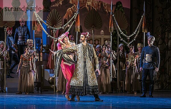 Marius Petipa brachte 1877 die Choreografie ?LA BAYADERE? in St. Petersburg auf die Bühne. Glücklicherweise sind die Notationen des Originals erhalten geblieben so das heute Choreografen uns ein verlässliches Bild seiner Ideen vermitteln können. Dies tat in dieser Inszenierung der Choreograph Alexei Ratmansky zur Musik von Ludwig Minkus und der Mithilfe von Jerôme Kaplan bei Bühnenbild und Kostüm. In kolonial geprägten Bildern eines phantastischen Indiens von Tempeln und Palästen wird die Geschichte einer nicht standesgemäßen Liebe erzählt: die Bajadere Nikia ? eine indische Tempeltänzerin ? liebt den Krieger Solor  der wiederum aber Gamsatti  der Tochter des mächtigen Radscha als Gatte versprochen ist. Den Gesetzen der Dramatik folgend kann diese Verbindung nur unglücklich enden ? im ?Königreich der Schatten?. Bunt  farbentprächtig  oppulent und wie man heute vielleicht sagen würde ?divers? ist dieses Ballett ein Genuss für Augenmenschen. Am Staatsballett Berlin. In den Haupr