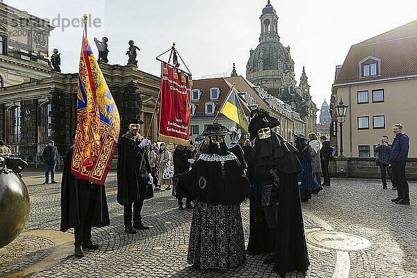 LUST & LEIDENSCHAFT & LEBENSFREUDE  aus Freude an der Maskerade fand der Elbvenezianische Carneval am Wochenende vorm Rosenmontag in Dresden statt. Höhepunkt war das gemeinsame Flanieren durch das historische Zentrum mit Masken in Roben im Stil des Elbvenezianischen Carneval vom Neumarkt ging es durch die Altmarktgalerie  die Schlossstraße  durch den Stallhof  am Fürstenzug entlang  auf die Brühlsche Terrasse und in den Brühlschen Garten.  Dresden  Sachsen  Deutschland  Europa