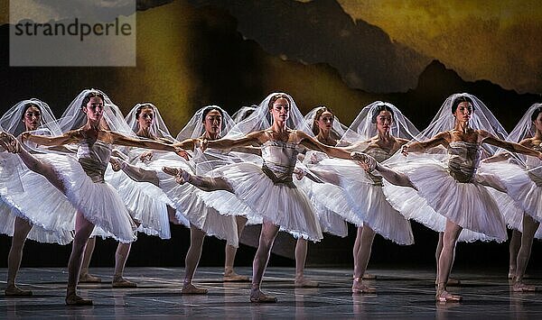 Marius Petipa brachte 1877 die Choreografie ?LA BAYADERE? in St. Petersburg auf die Bühne. Glücklicherweise sind die Notationen des Originals erhalten geblieben so das heute Choreografen uns ein verlässliches Bild seiner Ideen vermitteln können. Dies tat in dieser Inszenierung der Choreograph Alexei Ratmansky zur Musik von Ludwig Minkus und der Mithilfe von Jerôme Kaplan bei Bühnenbild und Kostüm. In kolonial geprägten Bildern eines phantastischen Indiens von Tempeln und Palästen wird die Geschichte einer nicht standesgemäßen Liebe erzählt: die Bajadere Nikia ? eine indische Tempeltänzerin ? liebt den Krieger Solor  der wiederum aber Gamsatti  der Tochter des mächtigen Radscha als Gatte versprochen ist. Den Gesetzen der Dramatik folgend kann diese Verbindung nur unglücklich enden ? im ?Königreich der Schatten?. Bunt  farbentprächtig  oppulent und wie man heute vielleicht sagen würde ?divers? ist dieses Ballett ein Genuss für Augenmenschen. Am Staatsballett Berlin. In den Haupr