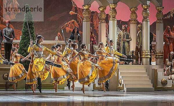 Marius Petipa brachte 1877 die Choreografie ?LA BAYADERE? in St. Petersburg auf die Bühne. Glücklicherweise sind die Notationen des Originals erhalten geblieben so das heute Choreografen uns ein verlässliches Bild seiner Ideen vermitteln können. Dies tat in dieser Inszenierung der Choreograph Alexei Ratmansky zur Musik von Ludwig Minkus und der Mithilfe von Jerôme Kaplan bei Bühnenbild und Kostüm. In kolonial geprägten Bildern eines phantastischen Indiens von Tempeln und Palästen wird die Geschichte einer nicht standesgemäßen Liebe erzählt: die Bajadere Nikia ? eine indische Tempeltänzerin ? liebt den Krieger Solor  der wiederum aber Gamsatti  der Tochter des mächtigen Radscha als Gatte versprochen ist. Den Gesetzen der Dramatik folgend kann diese Verbindung nur unglücklich enden ? im ?Königreich der Schatten?. Bunt  farbentprächtig  oppulent und wie man heute vielleicht sagen würde ?divers? ist dieses Ballett ein Genuss für Augenmenschen. Am Staatsballett Berlin. In den Haupr