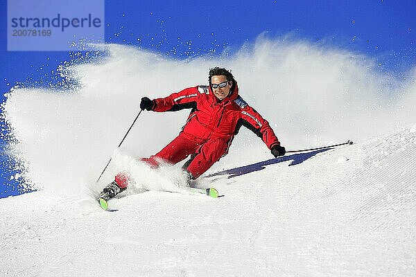 Skifahrer in Aktion  Mann  35  40  Jahre