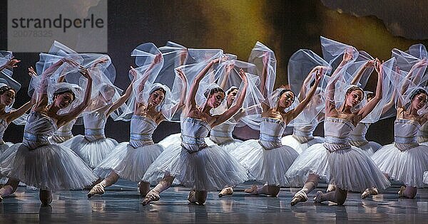 Marius Petipa brachte 1877 die Choreografie ?LA BAYADERE? in St. Petersburg auf die Bühne. Glücklicherweise sind die Notationen des Originals erhalten geblieben so das heute Choreografen uns ein verlässliches Bild seiner Ideen vermitteln können. Dies tat in dieser Inszenierung der Choreograph Alexei Ratmansky zur Musik von Ludwig Minkus und der Mithilfe von Jerôme Kaplan bei Bühnenbild und Kostüm. In kolonial geprägten Bildern eines phantastischen Indiens von Tempeln und Palästen wird die Geschichte einer nicht standesgemäßen Liebe erzählt: die Bajadere Nikia ? eine indische Tempeltänzerin ? liebt den Krieger Solor  der wiederum aber Gamsatti  der Tochter des mächtigen Radscha als Gatte versprochen ist. Den Gesetzen der Dramatik folgend kann diese Verbindung nur unglücklich enden ? im ?Königreich der Schatten?. Bunt  farbentprächtig  oppulent und wie man heute vielleicht sagen würde ?divers? ist dieses Ballett ein Genuss für Augenmenschen. Am Staatsballett Berlin. In den Haupr