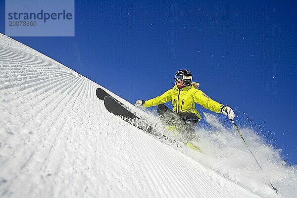 Skifahrerin in Action  blonde Frau  25  30  Jahre  Abfahrt am Hang  Österreich  Europa