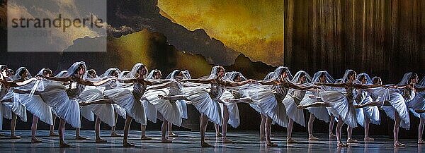 Marius Petipa brachte 1877 die Choreografie ?LA BAYADERE? in St. Petersburg auf die Bühne. Glücklicherweise sind die Notationen des Originals erhalten geblieben so das heute Choreografen uns ein verlässliches Bild seiner Ideen vermitteln können. Dies tat in dieser Inszenierung der Choreograph Alexei Ratmansky zur Musik von Ludwig Minkus und der Mithilfe von Jerôme Kaplan bei Bühnenbild und Kostüm. In kolonial geprägten Bildern eines phantastischen Indiens von Tempeln und Palästen wird die Geschichte einer nicht standesgemäßen Liebe erzählt: die Bajadere Nikia ? eine indische Tempeltänzerin ? liebt den Krieger Solor  der wiederum aber Gamsatti  der Tochter des mächtigen Radscha als Gatte versprochen ist. Den Gesetzen der Dramatik folgend kann diese Verbindung nur unglücklich enden ? im ?Königreich der Schatten?. Bunt  farbentprächtig  oppulent und wie man heute vielleicht sagen würde ?divers? ist dieses Ballett ein Genuss für Augenmenschen. Am Staatsballett Berlin. In den Haupr