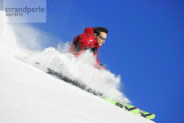 Skifahrer in Aktion  Mann  35  40  Jahre