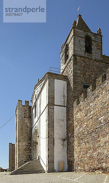 Matriz Kirche in den Mauern einer historischen Burgruine in Mourão  Alentejo Central  Bezirk Evora  Portugal  Südeuropa  Europa
