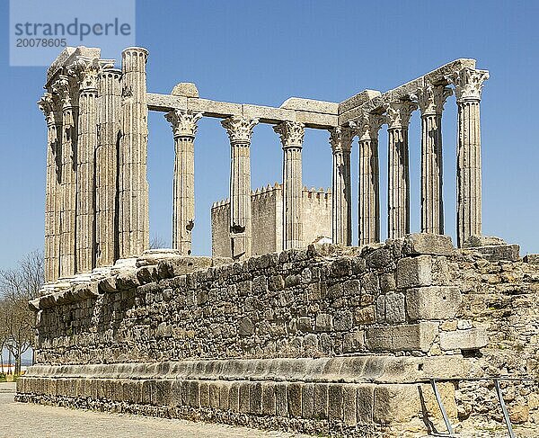 Templo Romano  römischer Tempel  Ruinen aus dem 2. oder frühen 3. Jahrhundert  gemeinhin als Dianan Tempel bezeichnet  aber möglicherweise Julius Cäsar gewidmet. 14 korinthische Säulen  bedeckt mit Marmor aus Estramoz. Evora  Alto Alentejo  Portugal  Südeuropa  Europa