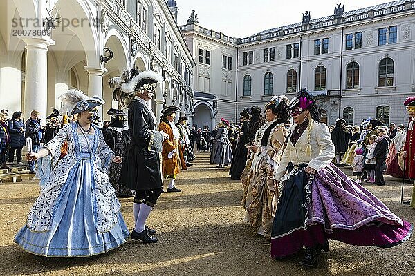 LUST & LEIDENSCHAFT & LEBENSFREUDE  aus Freude an der Maskerade fand der Elbvenezianische Carneval am Wochenende vorm Rosenmontag in Dresden statt. Höhepunkt war das gemeinsame Flanieren durch das historische Zentrum mit Masken in Roben im Stil des Elbvenezianischen Carneval vom Neumarkt ging es durch die Altmarktgalerie  die Schlossstraße  durch den Stallhof  am Fürstenzug entlang  auf die Brühlsche Terrasse und in den Brühlschen Garten.  Dresden  Sachsen  Deutschland  Europa