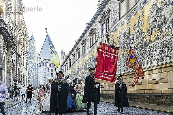 LUST & LEIDENSCHAFT & LEBENSFREUDE  aus Freude an der Maskerade fand der Elbvenezianische Carneval am Wochenende vorm Rosenmontag in Dresden statt. Höhepunkt war das gemeinsame Flanieren durch das historische Zentrum mit Masken in Roben im Stil des Elbvenezianischen Carneval vom Neumarkt ging es durch die Altmarktgalerie  die Schlossstraße  durch den Stallhof  am Fürstenzug entlang  auf die Brühlsche Terrasse und in den Brühlschen Garten.  Dresden  Sachsen  Deutschland  Europa