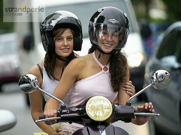 Zwei Fraufahren auf einem Motorroller  Barcelona  Spaniena