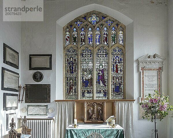 Glasfenster Detail Heilige Anna und Jungfrau Maria weibliche Heilige  Kirche von Aldeburgh  Suffolk  England  UK um 1929 A K Nicholson