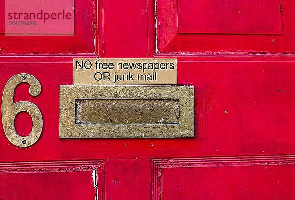 Hinweis auf kostenlose Zeitungen oder Junk Mail im Briefkasten  UK