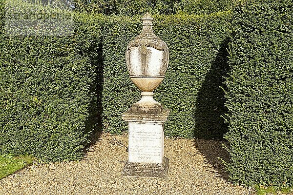 Steinskulptur aus dem 18. Jahrhundert im Garten  Audley End House and Gardens  Essex  England  UK
