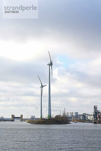 Industrie und Windkraftanlagen im Industriehafen im Norden der Stadt Magdeburg
