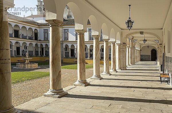 Kreuzgang Kollonade Marmorsäulen historischer Innenhof Universität Evora  Evora  Alto Alentejo  Portugal  Südeuropa  Europa