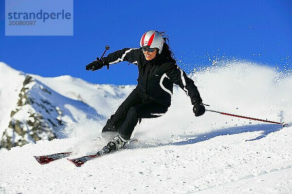 Skifahrerin in Aktion  Frau  35  40  Jahre