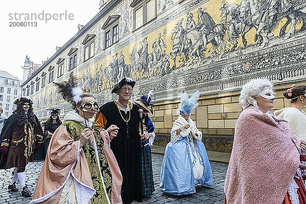 LUST & LEIDENSCHAFT & LEBENSFREUDE  aus Freude an der Maskerade fand der Elbvenezianische Carneval am Wochenende vorm Rosenmontag in Dresden statt. Höhepunkt war das gemeinsame Flanieren durch das historische Zentrum mit Masken in Roben im Stil des Elbvenezianischen Carneval vom Neumarkt ging es durch die Altmarktgalerie  die Schlossstraße  durch den Stallhof  am Fürstenzug entlang  auf die Brühlsche Terrasse und in den Brühlschen Garten.  Dresden  Sachsen  Deutschland  Europa