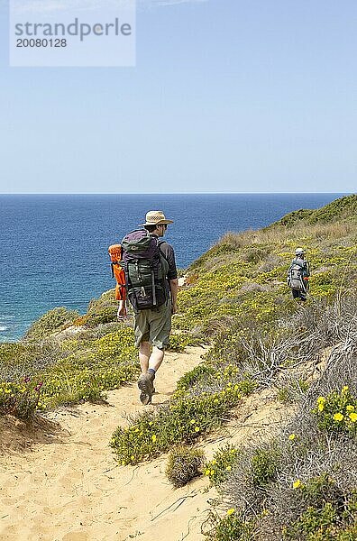 Zwei Personen  die auf dem Küstenwanderweg The Fisherman's Walker oder Ruta Vicentina in der Nähe von Odeceixe  Algarve  Portugal  Südeuropa wandern  Europa