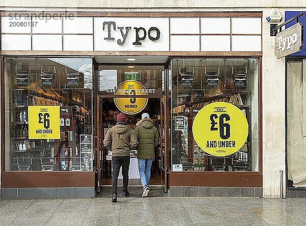 Verkauf im Typo Geschäft in der High Street im Stadtzentrum  Exeter  Devon  England  UK  zwei Personen betreten den Eingang