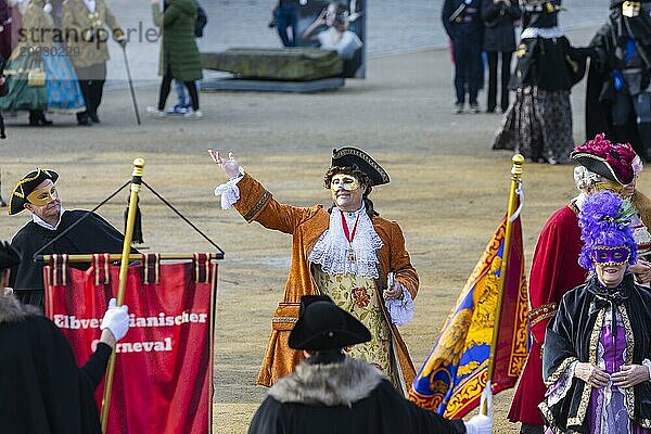 LUST & LEIDENSCHAFT & LEBENSFREUDE  aus Freude an der Maskerade fand der Elbvenezianische Carneval am Wochenende vorm Rosenmontag in Dresden statt. Höhepunkt war das gemeinsame Flanieren durch das historische Zentrum mit Masken in Roben im Stil des Elbvenezianischen Carneval vom Neumarkt ging es durch die Altmarktgalerie  die Schlossstraße  durch den Stallhof  am Fürstenzug entlang  auf die Brühlsche Terrasse und in den Brühlschen Garten.  Dresden  Sachsen  Deutschland  Europa