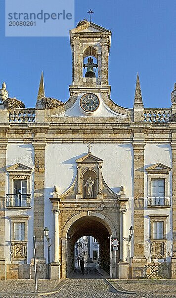 Neoklassizistische Architektur Arco da Vila  erbaut nach dem Erdbeben von 1755  Stadt Faro  Algarve  Portugal  Europa