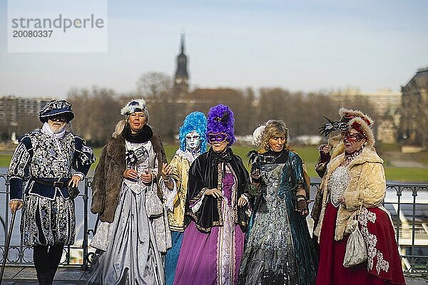 LUST & LEIDENSCHAFT & LEBENSFREUDE  aus Freude an der Maskerade fand der Elbvenezianische Carneval am Wochenende vorm Rosenmontag in Dresden statt. Höhepunkt war das gemeinsame Flanieren durch das historische Zentrum mit Masken in Roben im Stil des Elbvenezianischen Carneval vom Neumarkt ging es durch die Altmarktgalerie  die Schlossstraße  durch den Stallhof  am Fürstenzug entlang  auf die Brühlsche Terrasse und in den Brühlschen Garten.  Dresden  Sachsen  Deutschland  Europa