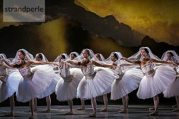 Marius Petipa brachte 1877 die Choreografie ?LA BAYADERE? in St. Petersburg auf die Bühne. Glücklicherweise sind die Notationen des Originals erhalten geblieben so das heute Choreografen uns ein verlässliches Bild seiner Ideen vermitteln können. Dies tat in dieser Inszenierung der Choreograph Alexei Ratmansky zur Musik von Ludwig Minkus und der Mithilfe von Jerôme Kaplan bei Bühnenbild und Kostüm. In kolonial geprägten Bildern eines phantastischen Indiens von Tempeln und Palästen wird die Geschichte einer nicht standesgemäßen Liebe erzählt: die Bajadere Nikia ? eine indische Tempeltänzerin ? liebt den Krieger Solor  der wiederum aber Gamsatti  der Tochter des mächtigen Radscha als Gatte versprochen ist. Den Gesetzen der Dramatik folgend kann diese Verbindung nur unglücklich enden ? im ?Königreich der Schatten?. Bunt  farbentprächtig  oppulent und wie man heute vielleicht sagen würde ?divers? ist dieses Ballett ein Genuss für Augenmenschen. Am Staatsballett Berlin. In den Haupr