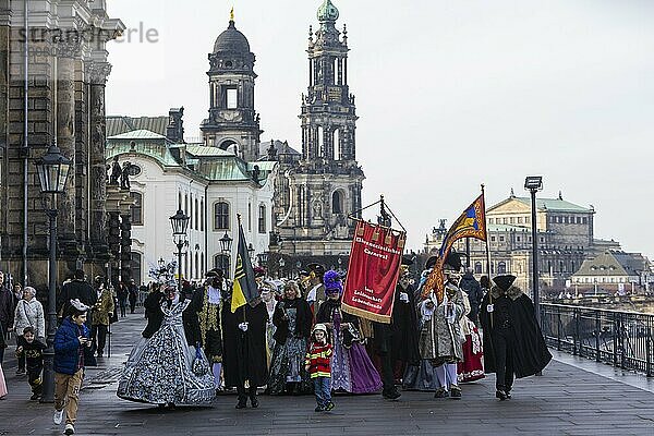 LUST & LEIDENSCHAFT & LEBENSFREUDE  aus Freude an der Maskerade fand der Elbvenezianische Carneval am Wochenende vorm Rosenmontag in Dresden statt. Höhepunkt war das gemeinsame Flanieren durch das historische Zentrum mit Masken in Roben im Stil des Elbvenezianischen Carneval vom Neumarkt ging es durch die Altmarktgalerie  die Schlossstraße  durch den Stallhof  am Fürstenzug entlang  auf die Brühlsche Terrasse und in den Brühlschen Garten.  Dresden  Sachsen  Deutschland  Europa