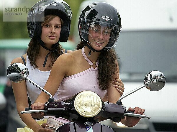 Zwei Fraufahren auf einem Motorroller  Barcelona  Spaniena