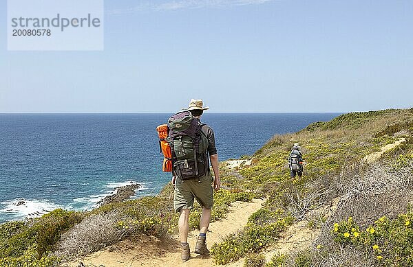 Zwei Personen  die auf dem Küstenwanderweg The Fisherman's Walk oder Ruta Vicentina in der Nähe von Odeceixe  Algarve  Portugal  Südeuropa wandern  Europa