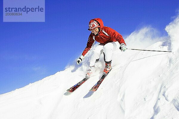 Skifahrer in Aktion  Abfahrt am hang  Tiefschnee