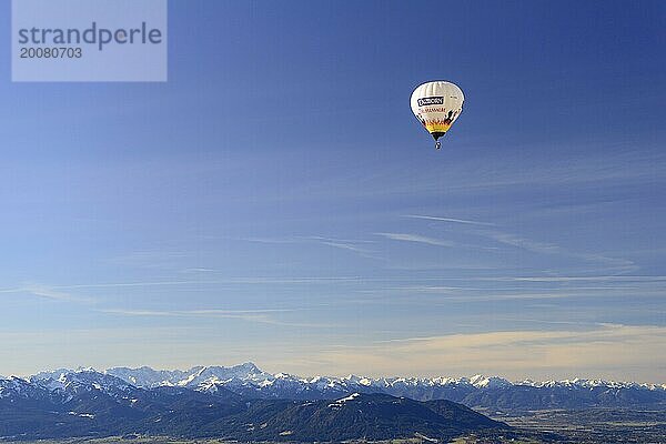 Heißluftballon fährt am blauer Himmel über Wettersteingebirge mit Zugspitze und Ammergauer Alpen  Montgolfiade Tegernseer Tal  Ballonwoche Tegernsee  Bayerisches Oberland  Oberbayern  Bayern  Deutschland  Europa