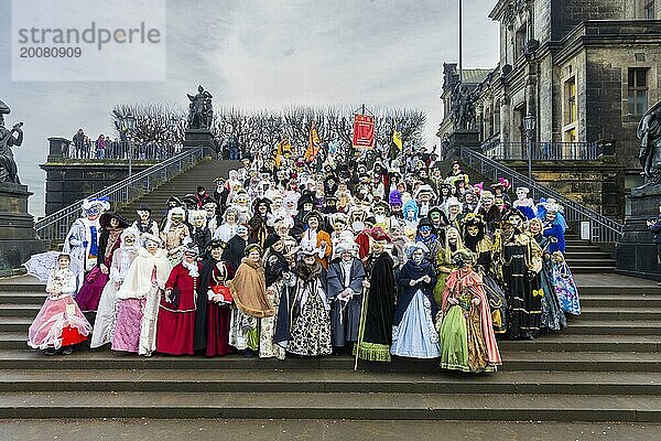 LUST & LEIDENSCHAFT & LEBENSFREUDE  aus Freude an der Maskerade fand der Elbvenezianische Carneval am Wochenende vorm Rosenmontag in Dresden statt. Höhepunkt war das gemeinsame Flanieren durch das historische Zentrum mit Masken in Roben im Stil des Elbvenezianischen Carneval vom Neumarkt ging es durch die Altmarktgalerie  die Schlossstraße  durch den Stallhof  am Fürstenzug entlang  auf die Brühlsche Terrasse und in den Brühlschen Garten.  Dresden  Sachsen  Deutschland  Europa