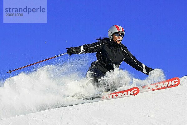 Skifahrerin in Aktion  Frau  35  40  Jahre