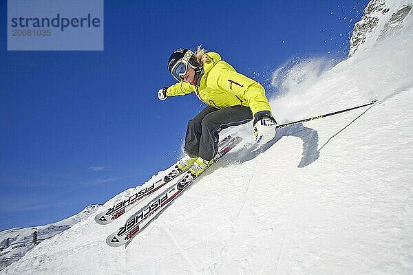 Skifahrerin in Action  blonde Frau  25  30  Jahre  Abfahrt am Hang  Österreich  Europa